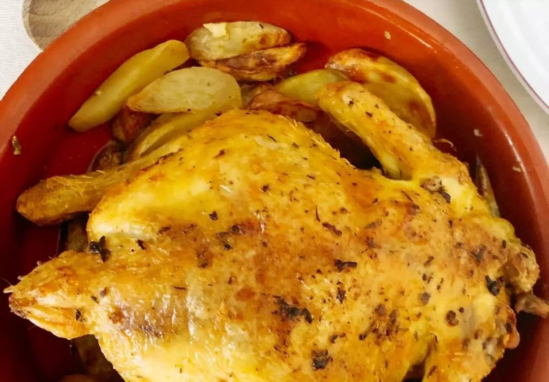 Pollo a la mantequilla y ajo con patatas en freidora de aire Pollo a la mantequilla y ajo con patatas en freidora de aire