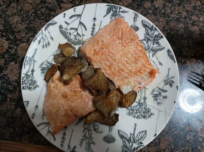 Salmon with mushrooms in air fryer
